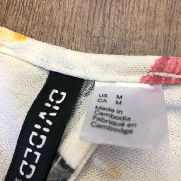 DIVIDED HampM FLORAL TOP WITH OPEN BACK AND BELL SLEEVES - Picture 6 of 6